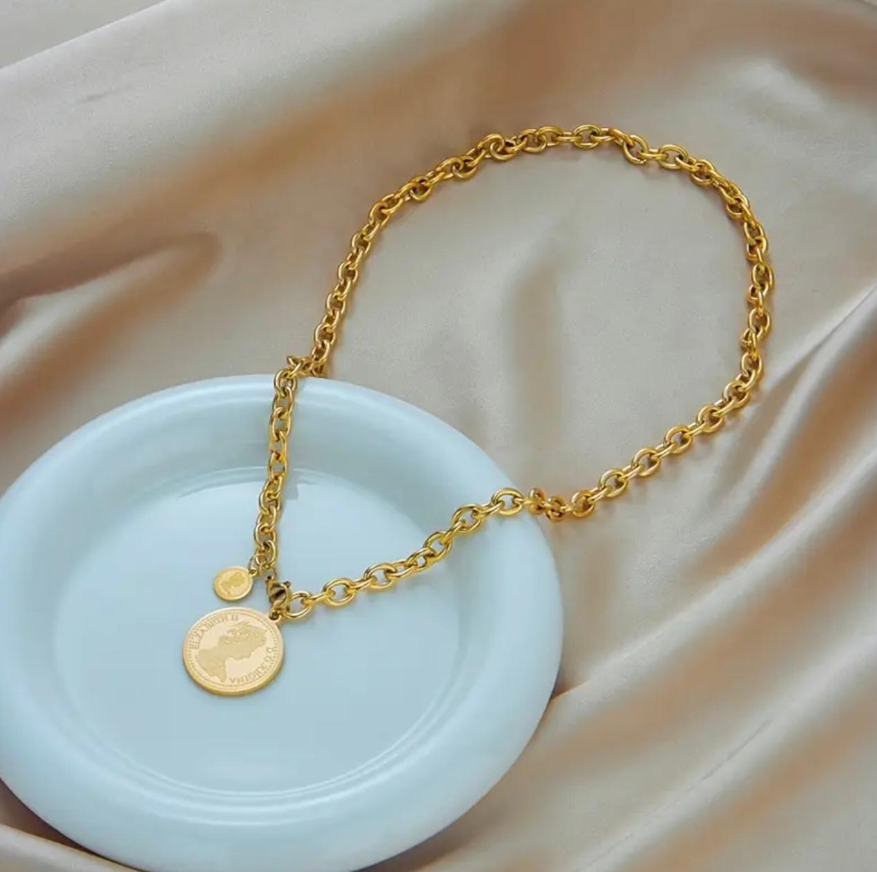 Royal Gold Coin Pendant Necklace – Elegant, Vintage-Inspired