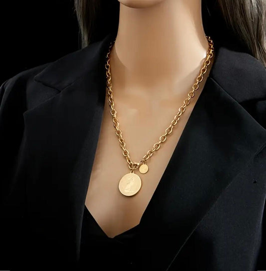 Royal Gold Coin Pendant Necklace – Elegant, Vintage-Inspired